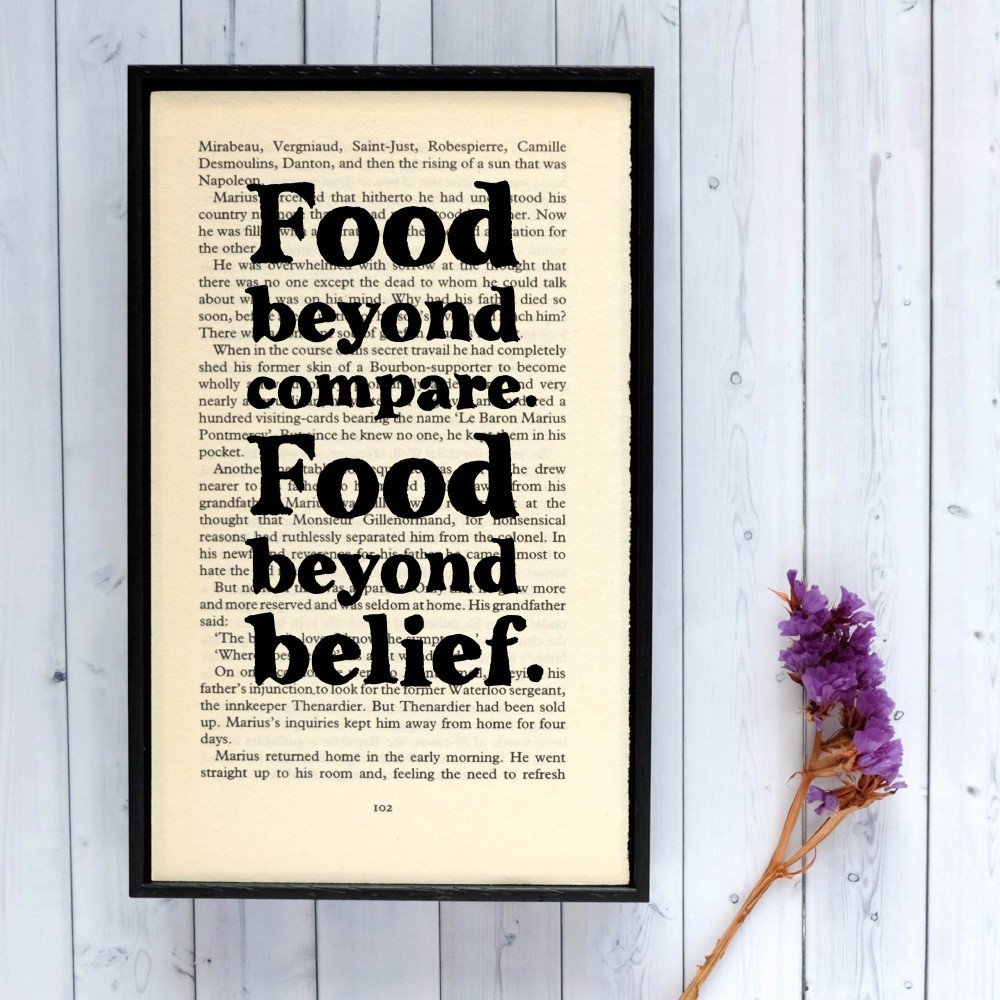 Plakát v dřevěném rámu Bookishly Les Mis Food Beyond Compare v:701206
